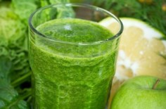 Juicing vs. Blending (+ Green Glow Recipe)
